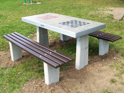 Zdjęcie z galerii na stronie Muller Jelcz Laskowice - Stół betonowy z planszą do gry w szachy i chinczyka 5104